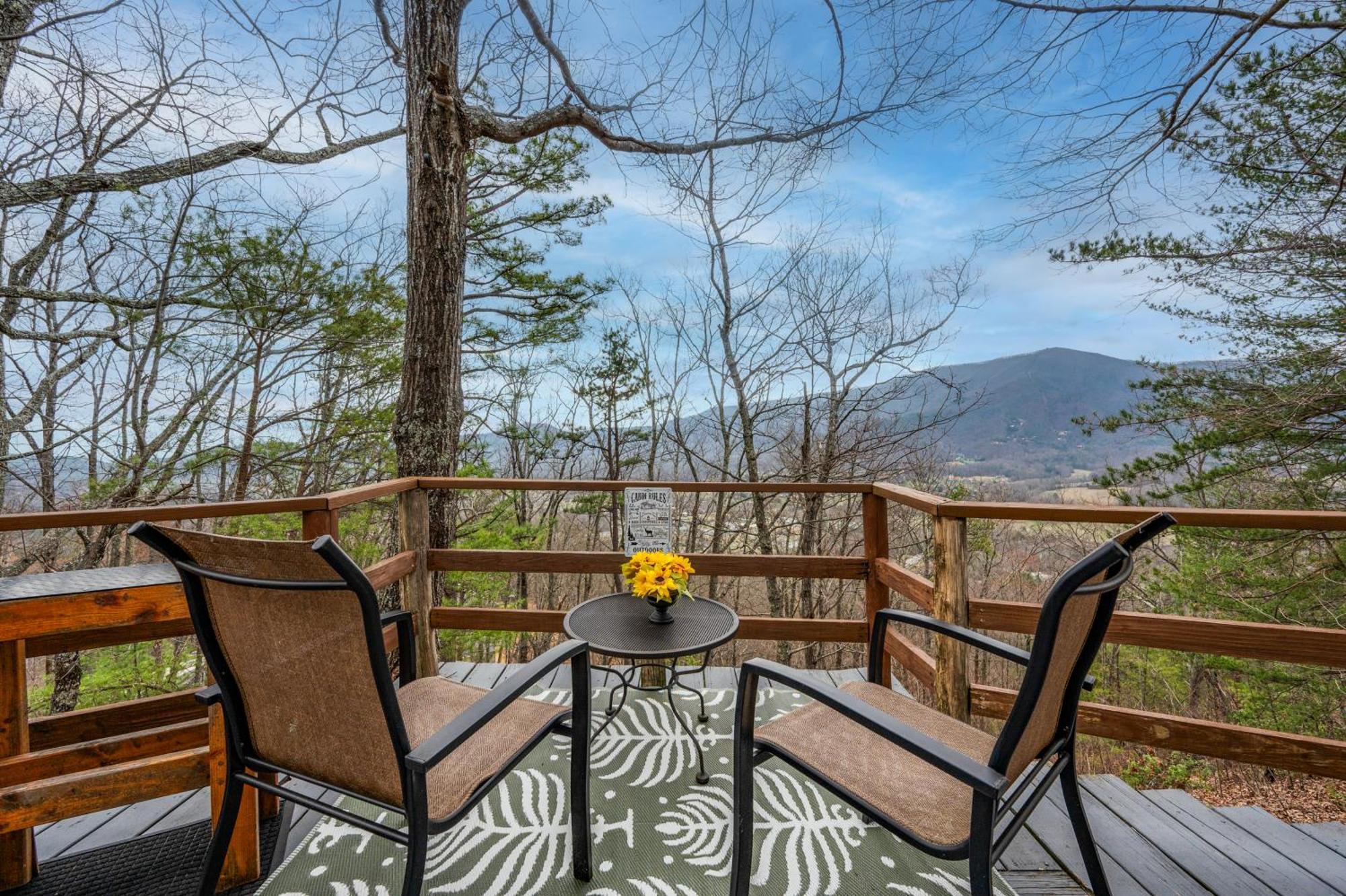 10 Miles Away From The Heart Of It All! Pigeon Forge Exterior photo